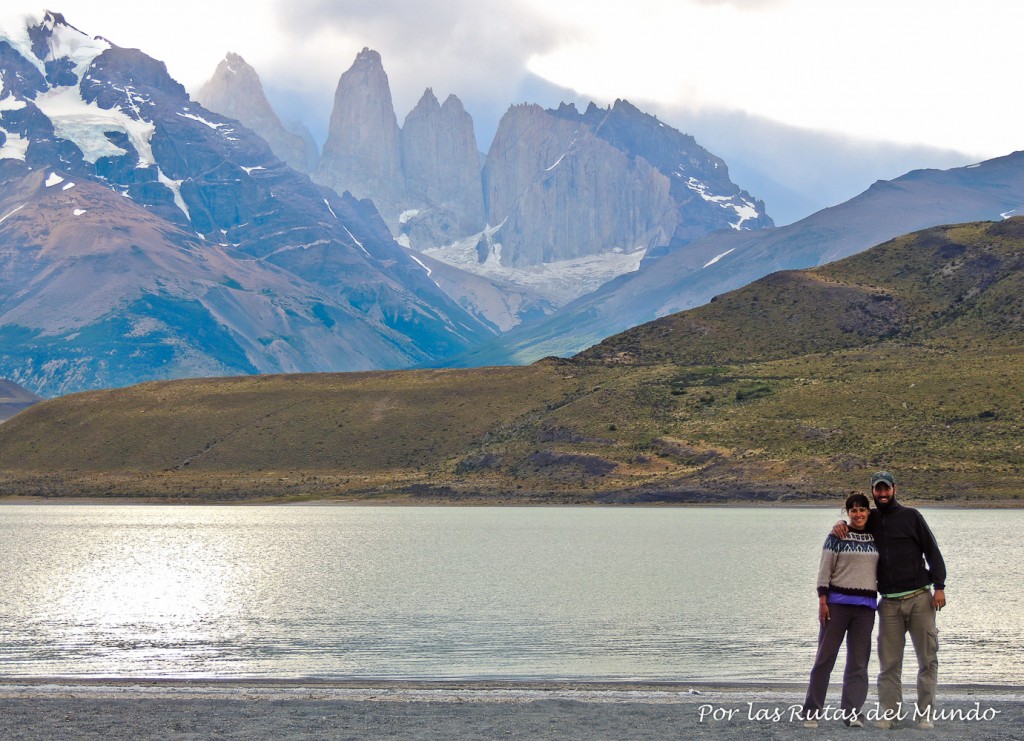 A orillas de la Laguna Amarga con las Torres del Paine detras.