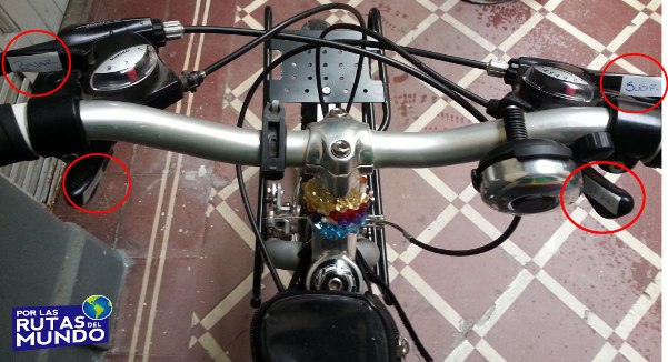 Por las Rutas del Mundo en Bici - Manubrio bicicleta de Vir con papelitos en los cambios para la web