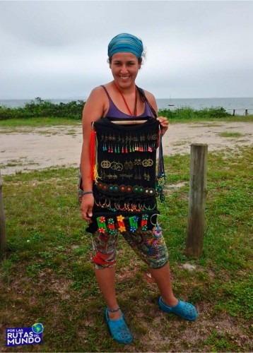 trabajar en temporada en brasil - Vir trabajando en la playa con artesanías