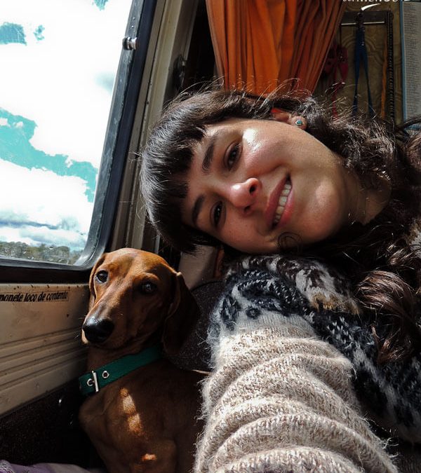 por-las-rutas-del-mundo-selfie-con-pumba-viajando-con-tu-perro